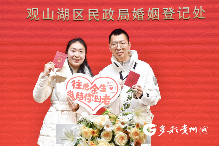 新人杨诚博（左）与袁菲（右）