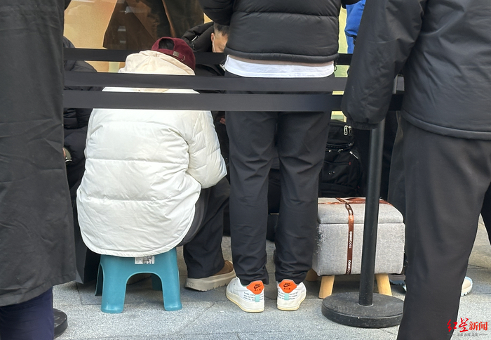 ▲北京SKP外，坐在小板凳上排队的顾客