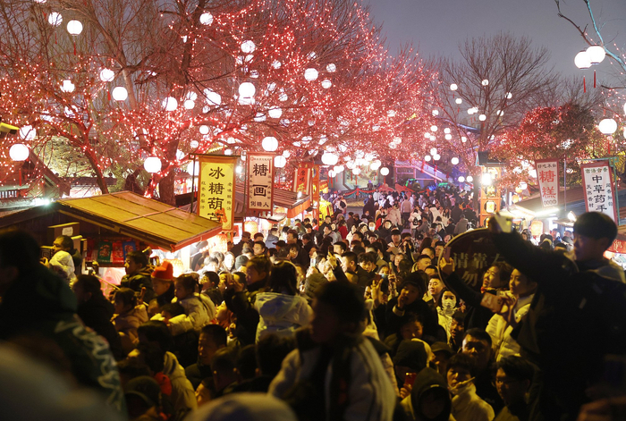 河南开封：游客夜游清明上河园  体验大宋市井生活