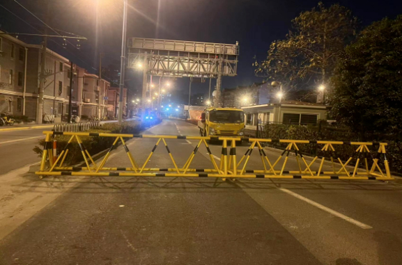 夜间，黄色隔离栏杆将横向放置，阻止机动车进入隧道。