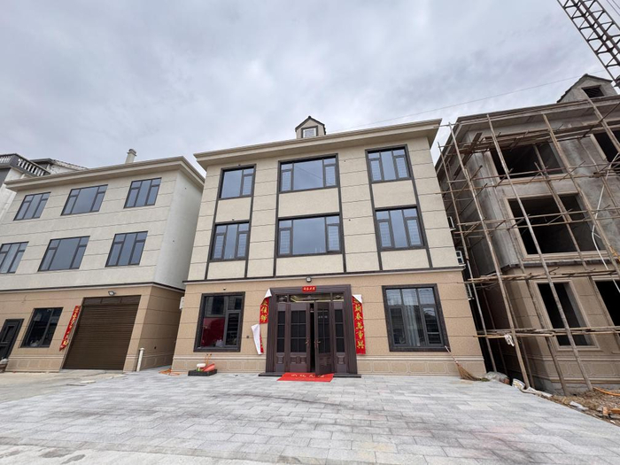 　　这是2025年2月8日拍摄的杨辉家的新房（中）。新华社记者谢奔 摄