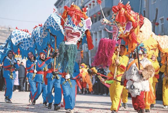 舞龙表演。祁晓军 摄