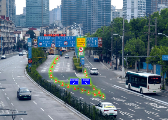 路段前方在夜间将放置交通锥形筒，引导机动车进入下层隧道。