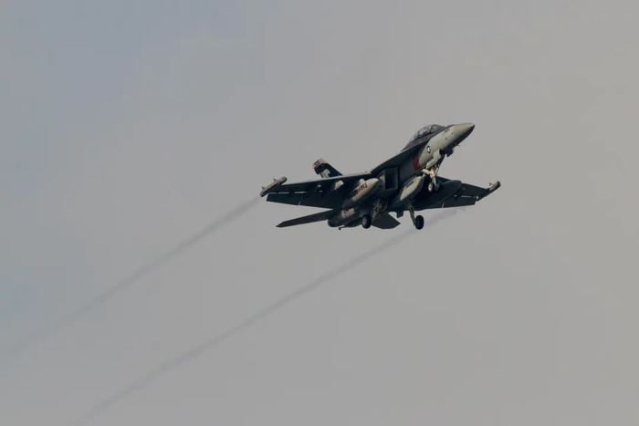 波音EA-18G“咆哮者”电子战飞机低空飞行。图片来源：视觉中国