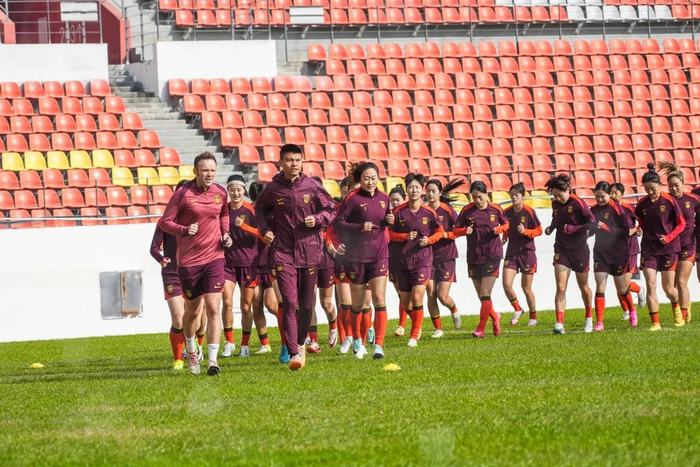 △中国国家女子足球队在肇庆新区体育中心足球场开展集训。肇庆市融媒体中心实习生 李梓骞 摄