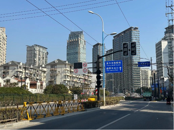 浦西复兴东路隧道上层入口处的指示牌改造完成，黑色遮挡区域会在启用时揭开。韩佳邑 摄