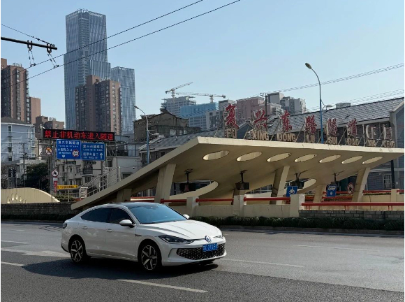 2月10日，复兴东路隧道口，标明非机动车禁止进入隧道。澎湃新闻记者 陈逸欣 摄