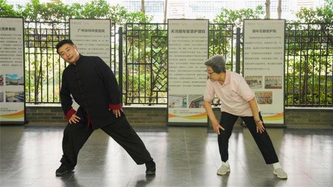 (简橙太极导师薛精医华在老人院带练养生太极,受访者供图)
