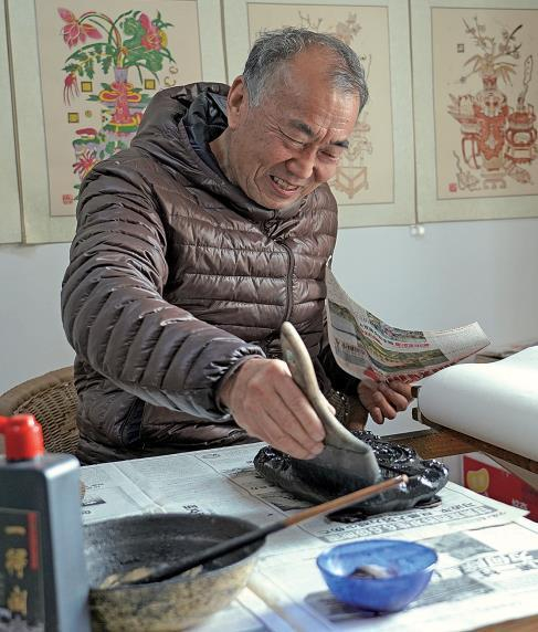 2月5日，邰立平在创作凤翔木版年画。
