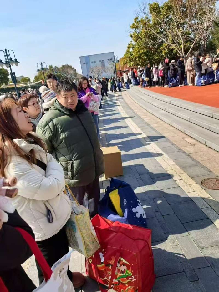 2月13日，大量“小代购”正在上海迪士尼地铁站附近排队等待“大代购”收购。受访者供图