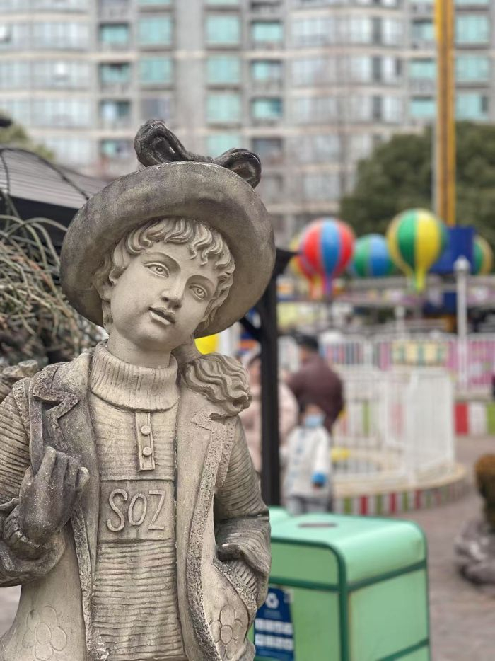 颇具年代感的雕塑。   李贝贝/摄