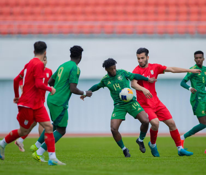 △沙特阿拉伯U20国家男子足球队、伊朗伊斯兰共和国U20国家男子足球队在肇庆市体育中心进行友谊赛。