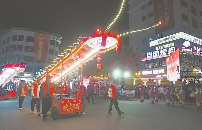 造型奇特的蜈蚣灯 陈阳阳 摄