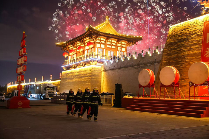 春节期间，洛阳市消防救援支队针对重点区域开展巡逻守护。