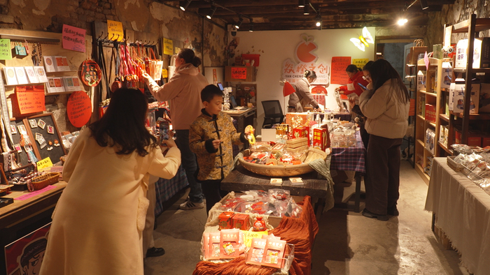 图为游客在古明城文创店内选购（谢小梅摄）