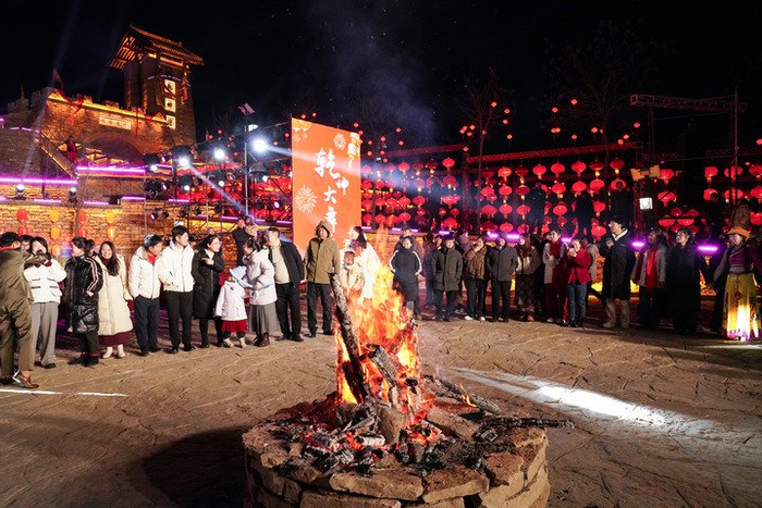  春节假期，偏关县乾坤湾村组织了篝火晚会，来自全国各地的游客和附近村民参与其中。（偏关县委宣传部供图）
