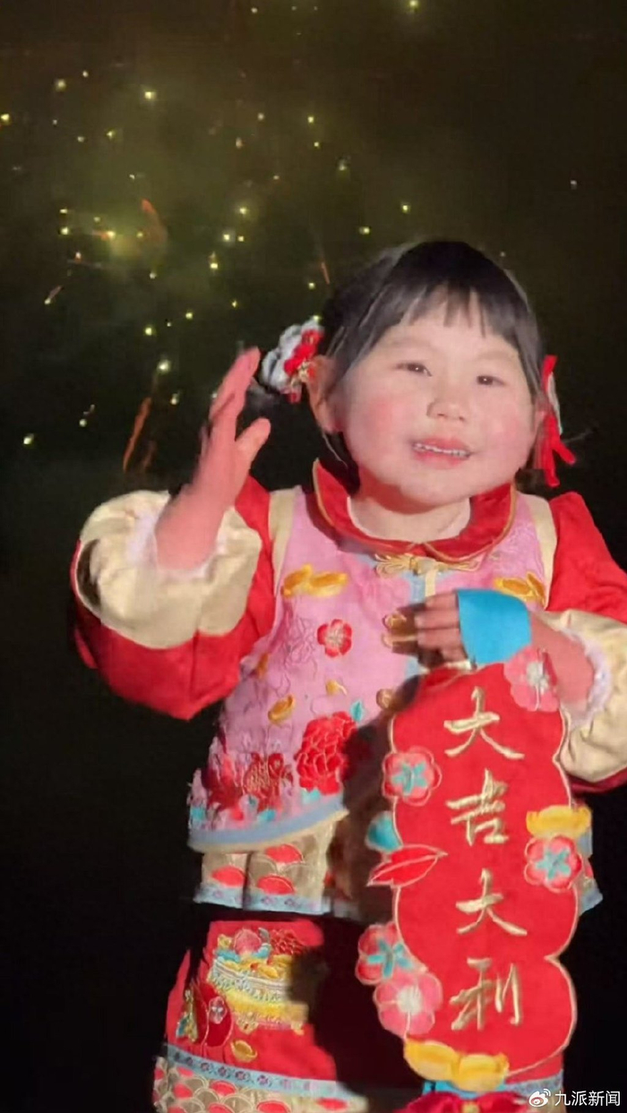 女孩的手疑被冻得通红。图/视频截图