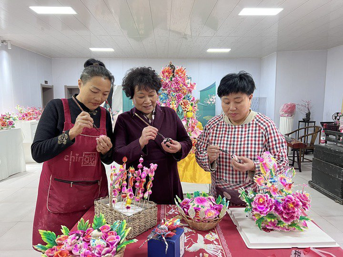 省级非遗面塑传承人白晓玲正在进行教学。新华每日电讯记者张磊摄