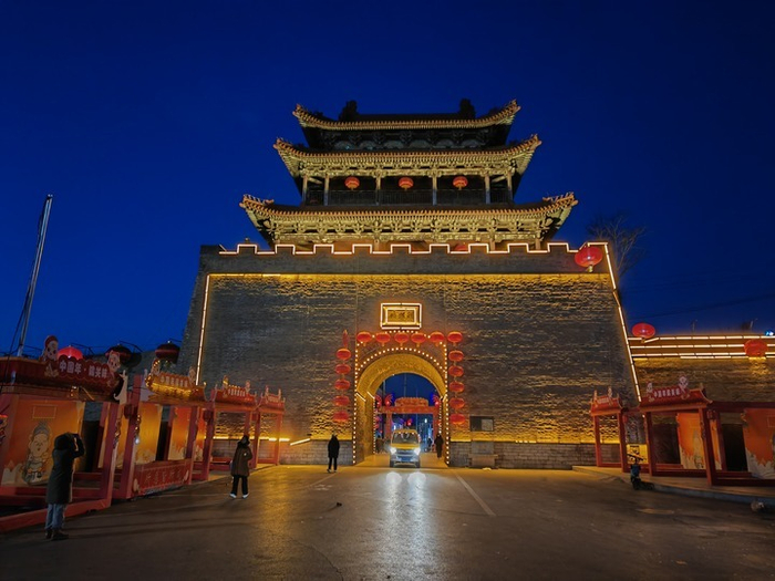  这是始建于明洪武十三年（1390年）的偏头关城南城门，春节期间，偏关县给这座古建筑挂上了彩灯。新华每日电讯记者吕梦琦 摄