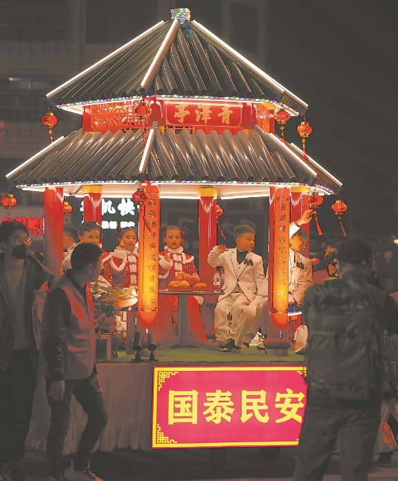 亭子造型的百戏彩架灯 （受访者供图）