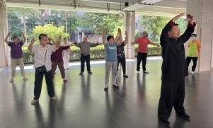 (简橙太极导师薛精医华在老人院带练养生太极,受访者供图)