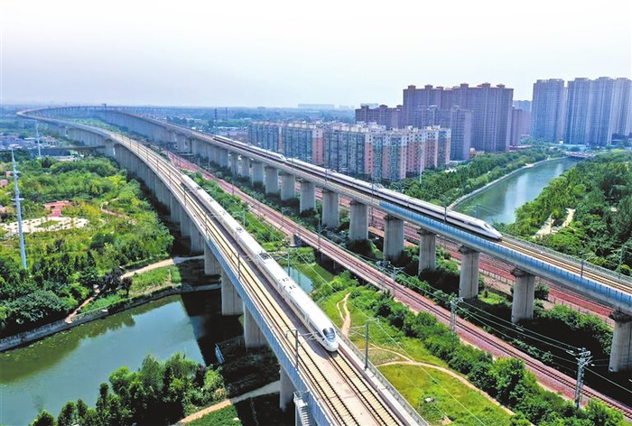 郑徐高铁和商合杭高铁的两辆列车驶入商丘。魏文慧 摄