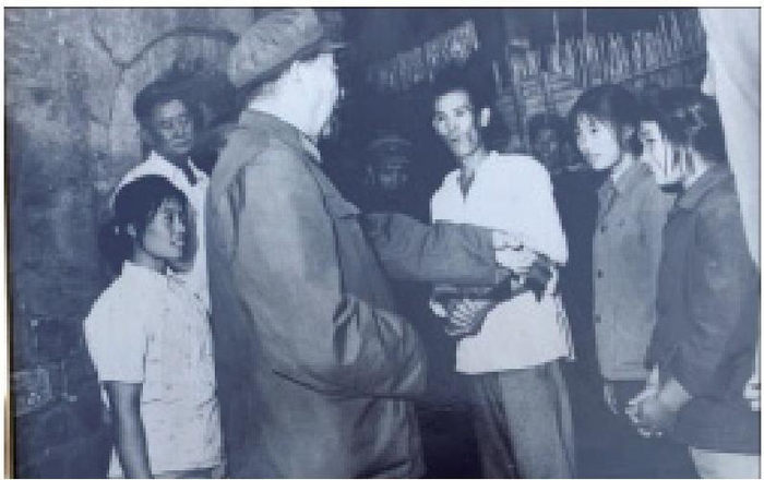 秦基伟与老房东侯会元（右三）“亲属”关系保持多年。 资料供图：《黄北坪村史》