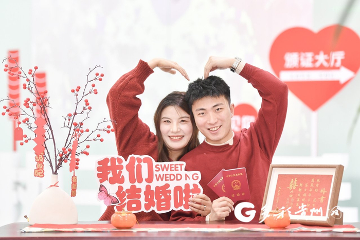 新人胡玮佳（左）与谢厚杰（右）