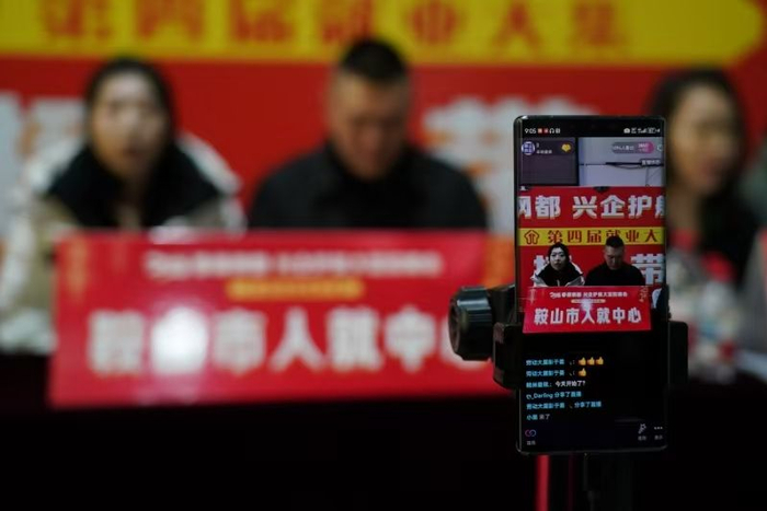 2月11日，鞍山市2025年“春暖钢都·兴企护航”大型招聘会现场。（受访者供图）