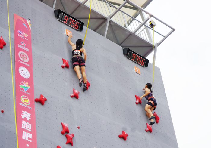 △2024年8月15日，广东省攀岩锦标赛在怀集县体育中心攀岩场激情开赛。图源 怀集发布