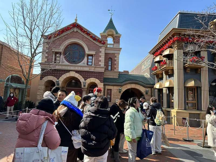 2月13日，已抽中签的游客正在上海迪士尼乐园内排队购买“七宝花束” 。新京报贝壳财经记者俞金旻 摄