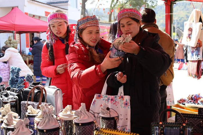 图为游客在非遗工艺品摊位参观（林晓青摄）