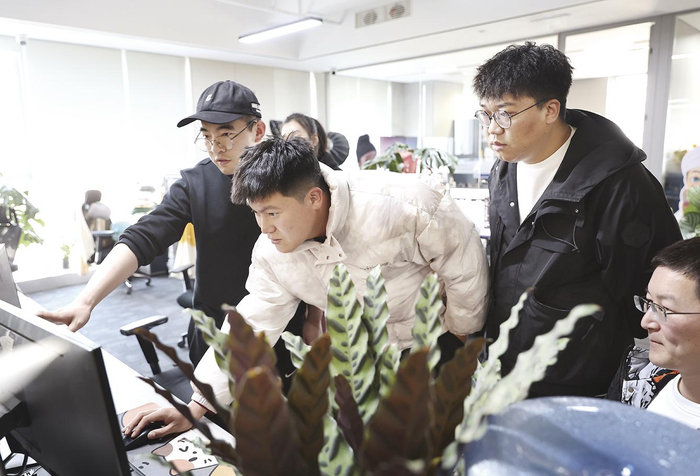 数字怪兽工作人员一起商讨动漫制作方案。 记者 马昭 摄