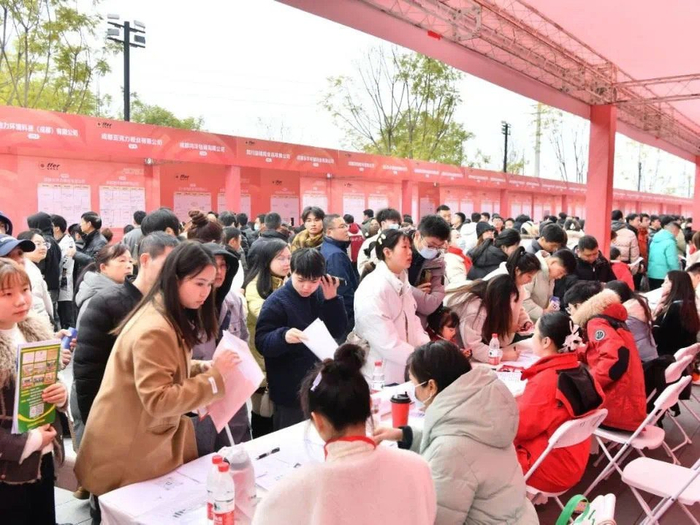 成都市2025年“春风行动”大型专场招聘活动现场