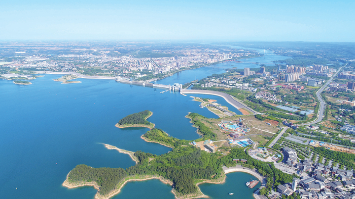 天蓝水清岸绿的丹江口市。张朝锋 摄 