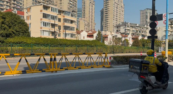 浦西复兴东路隧道上层入口处，夜间将打开绿化带作为电动自行车入口。