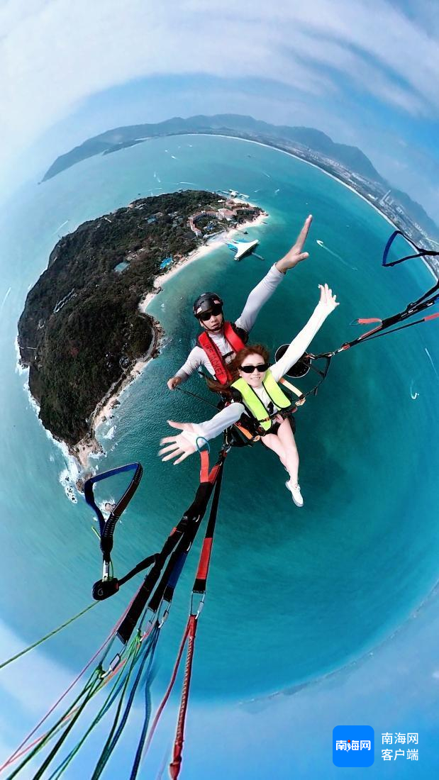 　　游客在三亚蜈支洲岛体验滑翔伞。三亚蜈支洲岛供图