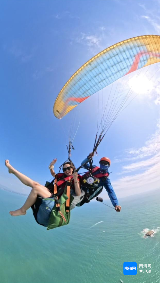 　　游客在三亚蜈支洲岛体验滑翔伞。三亚蜈支洲岛供图