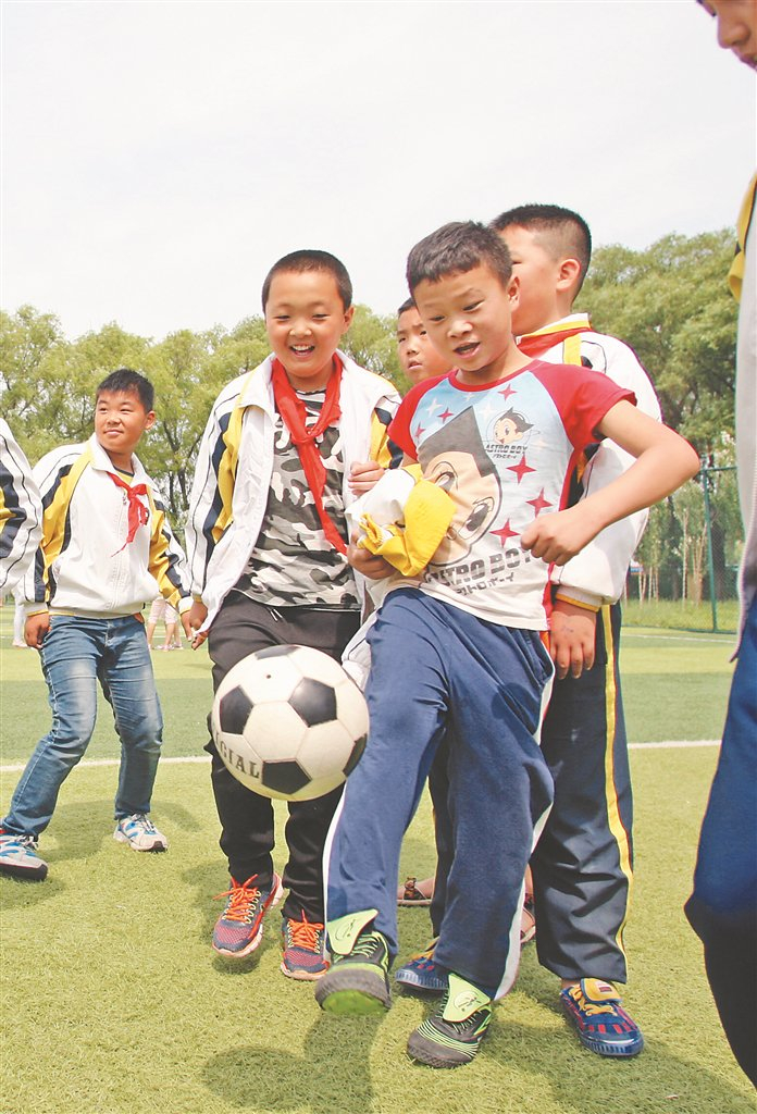     课间活动丰富多彩。本报记者 苏强摄