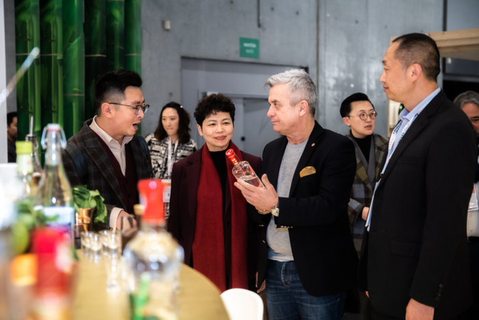 泸州老窖集团有限公司常务副总裁、工会主席孙海燕（前排左二）出席活动