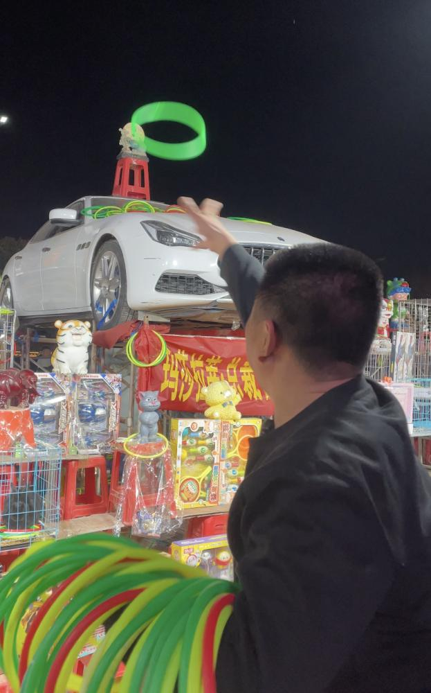 套中玛莎拉蒂的王先生。图/受访者提供