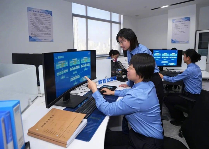 检察官在电子数据实验室对模型数据进行分析。