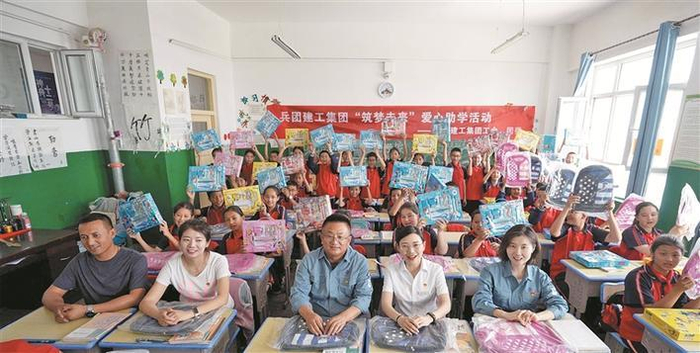     兵团建工集团给和田县英阿瓦提乡和谐新村小学的学生捐赠书包、玩具等物品（资料图片）。潘吉瑞 摄