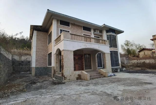 佘智江老家的左视图，门厅上二楼的屋檐下，有一个不太容易发现的枪型摄像头。程维/摄影