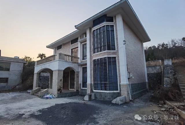 佘智江在湖南某地小学旁的老家，窗子如牢房般焊上了密集的防护方形钢管。程维/摄影