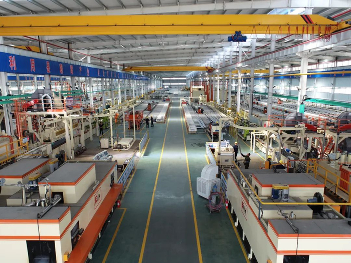 发展循环经济，构建新能源新材料产业体系。