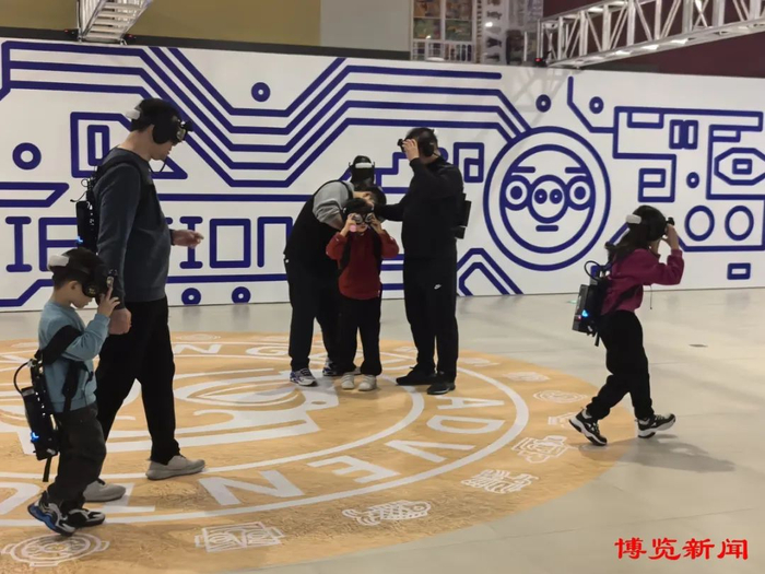 游客在淄博陶瓷琉璃博物馆体验VR观展