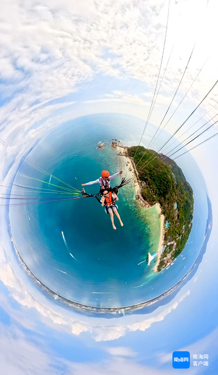 　　游客在三亚蜈支洲岛体验滑翔伞。三亚蜈支洲岛供图