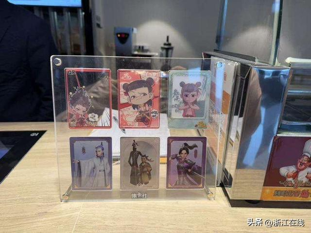 杭州某影院中展示的哪吒周边 记者 陈雷 摄