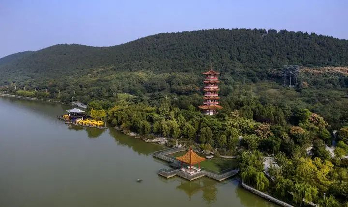 10月18日无人机拍摄的徐州市云龙湖、云龙山景色。新华社记者 季春鹏 摄